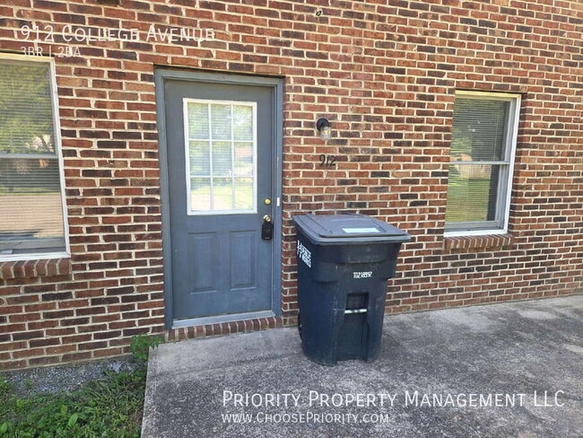 Building Photo - 912 College Ave