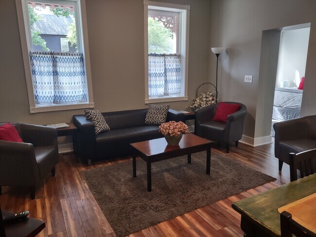 Foto del edificio - 3144 Woodbine Ave