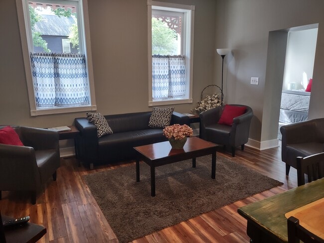 Building Photo - 3144 Woodbine Ave