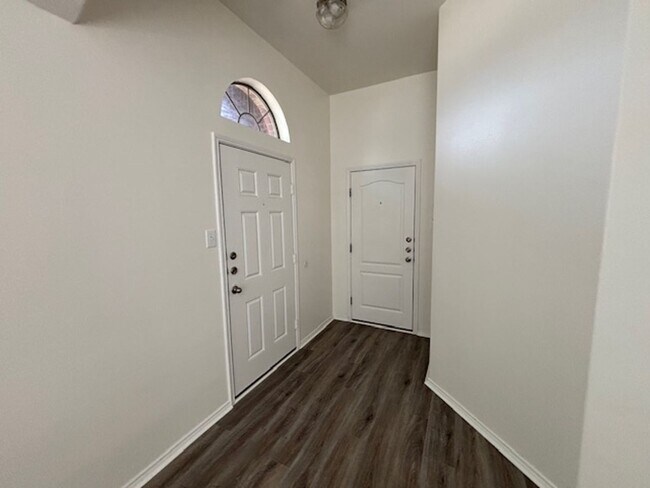 Foto del edificio - Charming 3-Bedroom, 2-Bath Home with Island Kitchen and Dual Living Areas