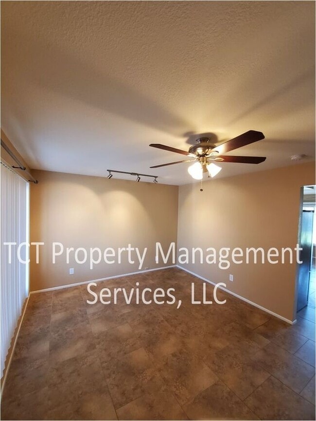 Foto del edificio - Charming 3 bedroom with HUGE backyard