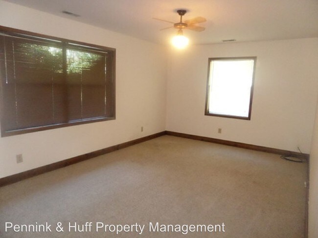 Building Photo - 231 E Lochhaven Dr