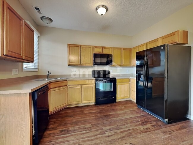 Building Photo - 537 Hanska Way