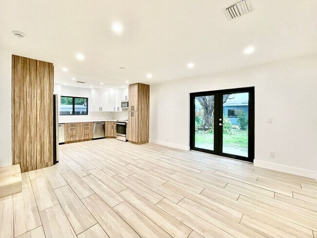 Building Photo - Beautifully remodeled 4 bedroom, 3 full ba...