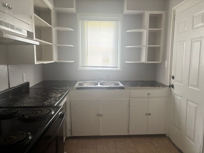 Building Photo - 235 Broadmoor Dr
