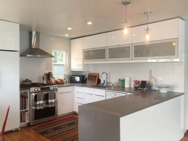 Building Photo - Cute Berkeley bungalow blocks from N. Berk...