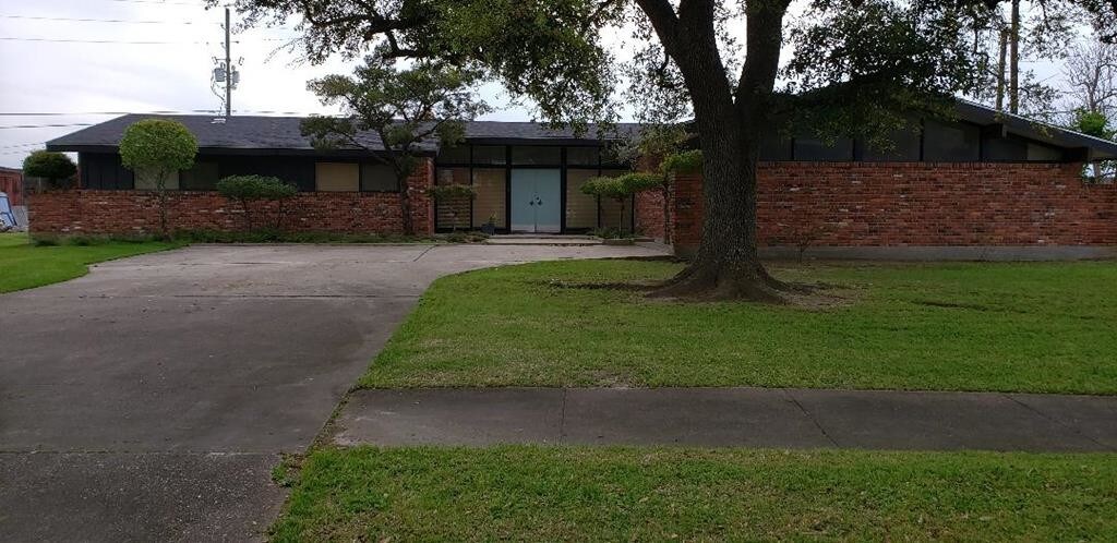 Primary Photo - 3900 Lakeshore Dr