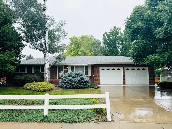 Foto principal - 4 Bedroom - 2 Bath Ranch Style Home with 2...