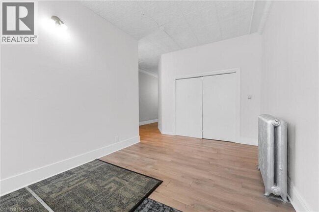 Photo du bâtiment - 1371 Main St E