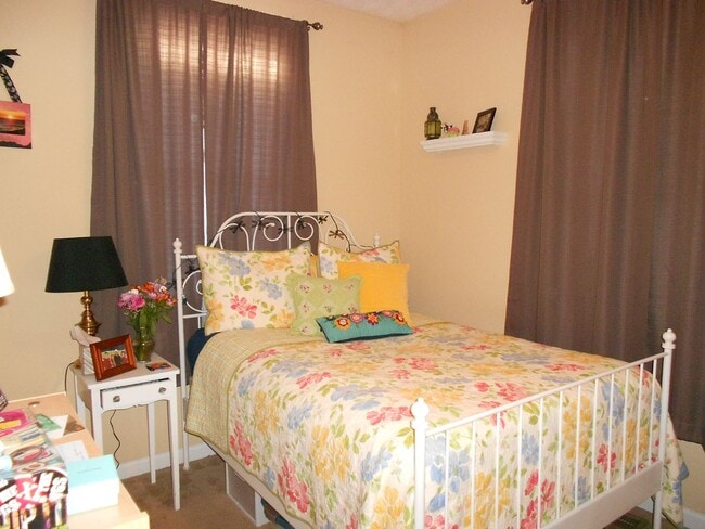 Building Photo - Large 4 Bedroom Home, so close to campus!