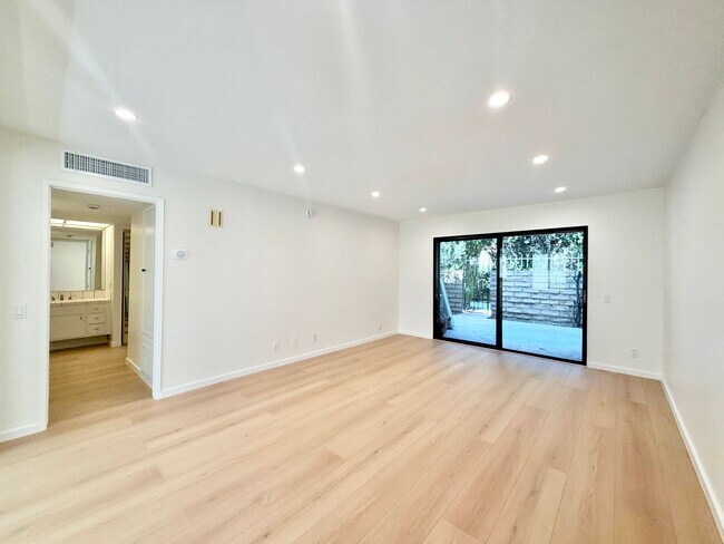 Foto del edificio - AVAILABLE NOW!! 1 Bedroom 1 Bathroom Condo in Palm Springs!