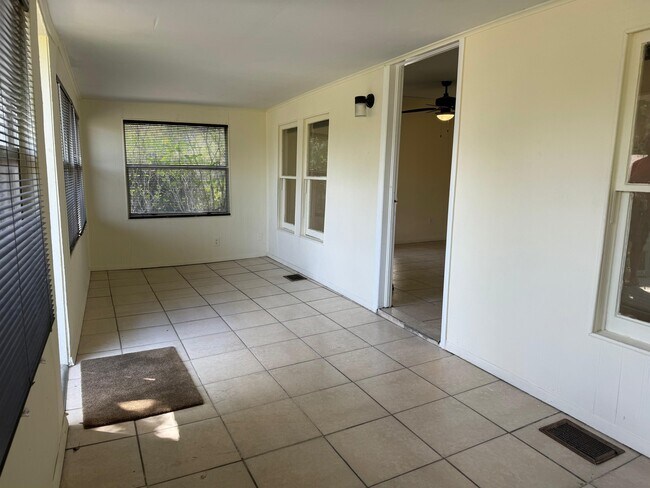 Foto del edificio - 311 N Bloxham Ave