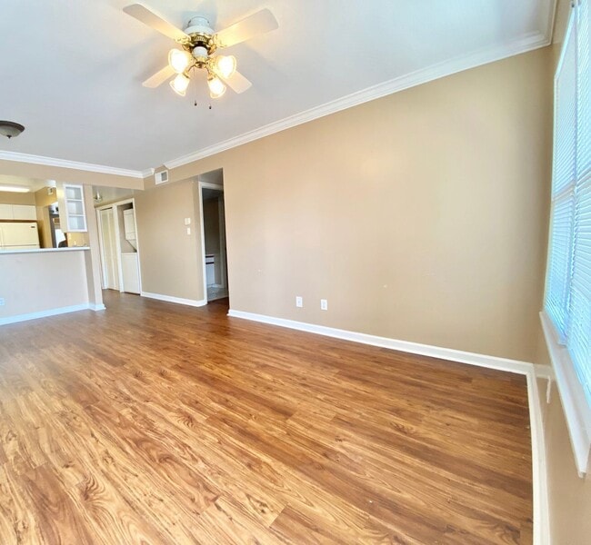 Building Photo - Laurel Villas Condominiums Available NOW t...