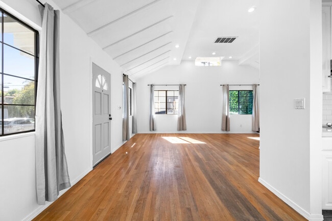 Foto del edificio - 8643 Clifton Way