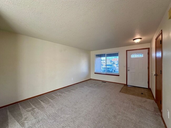 Building Photo - DUPLEX 2 BED 1 BATH WITH HUGE BACKYARD IN CHERRY PARK TROUTDALE!