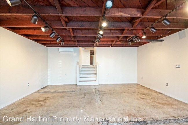 Building Photo - 1 br, 1.5 bath  - 315 W 7th St 315 7th St