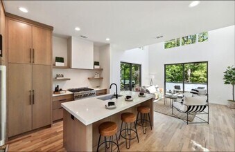 Building Photo - 536 Highland Ave NE