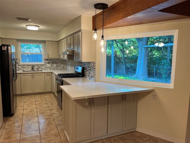 Foto del edificio - 8110 Bob White Dr