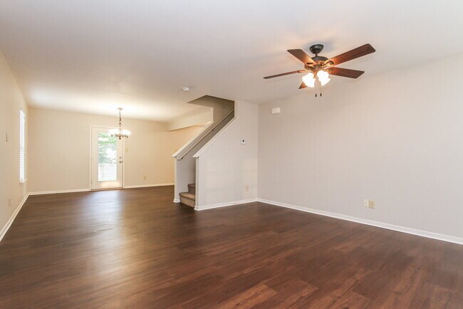Foto del edificio - 1351 Brooks Dr