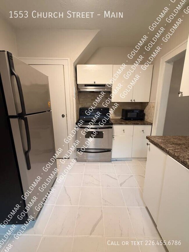 Building Photo - All Inclusive - main floor of house - Available now!
