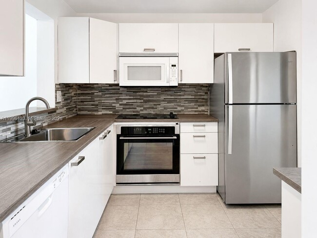Building Photo - 10865 SW 112th Ave