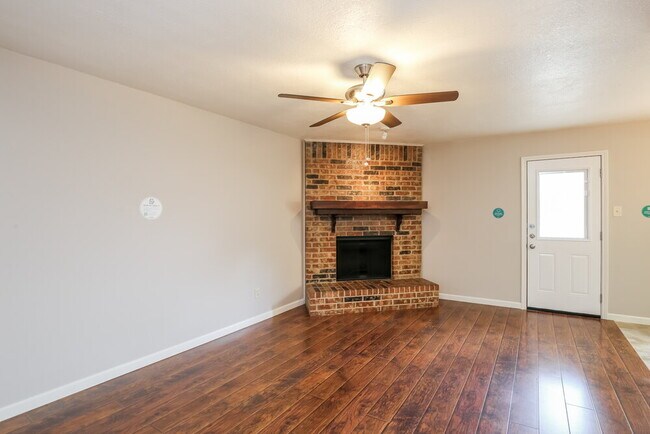 Foto del edificio - 5907 Willow Crest Dr