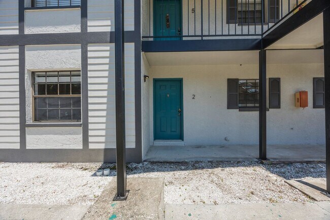Foto del edificio - Newly Renovated 2 bedroom 2 bath within wa...