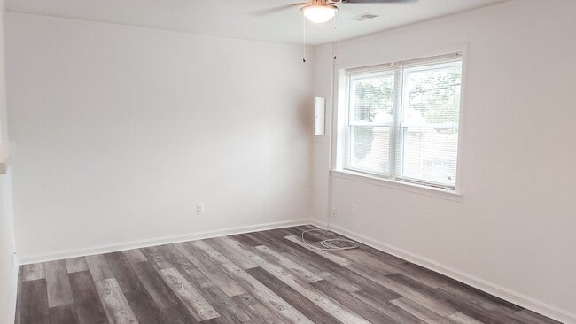 Foto del edificio - Spacious And Renovated 3 Bed 2 Bath Interi...