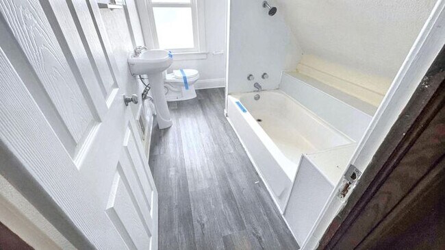 Building Photo - Spacious 3-Bedroom Home with Fenced Yard a...