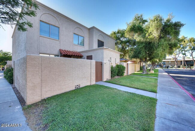 Foto del edificio - 8067 E Glenrosa Ave