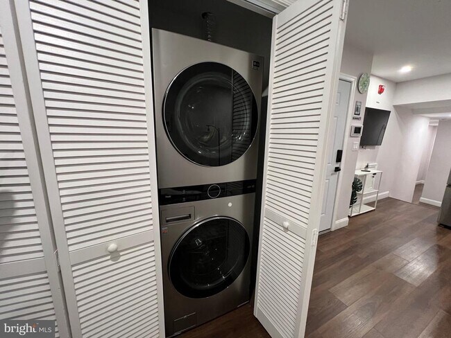 Foto del edificio - 1985 N 63rd St