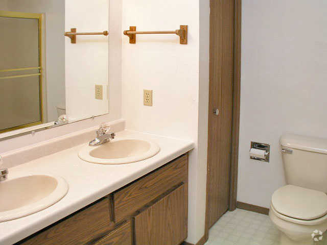 Baño - East Point Village