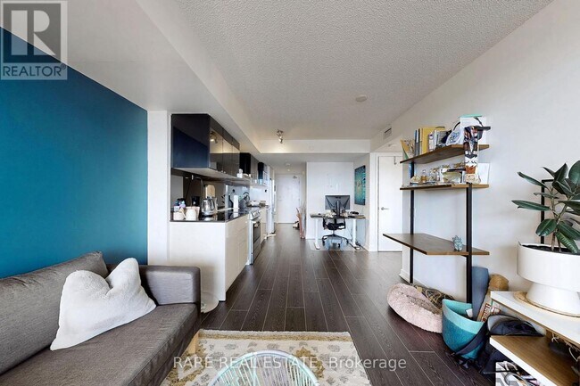 Photo du bâtiment - 72 Esther Shiner Blvd