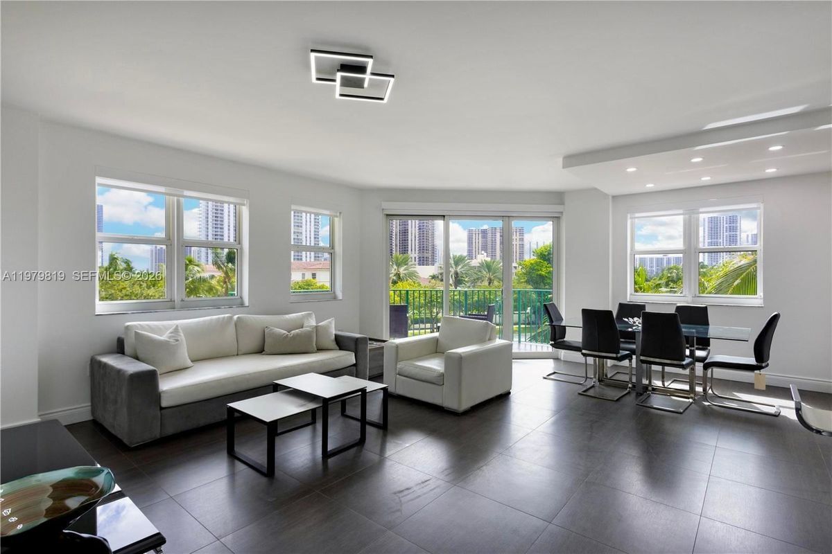 Building Photo - 19900 E Country Club Dr