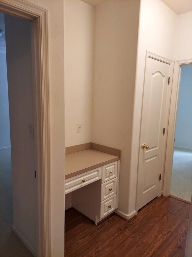 Building Photo - 3 BED / 2 BATH CONDO