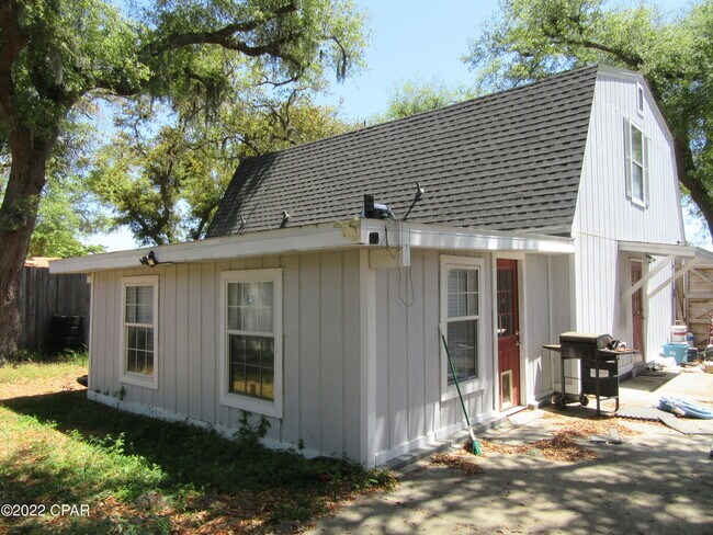 Foto del edificio - 1113 Arthur Ave