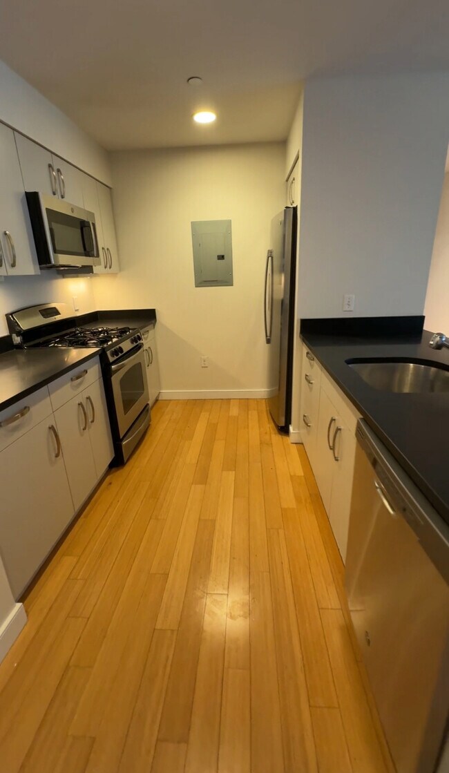 Foto del edificio - 595 Albany St