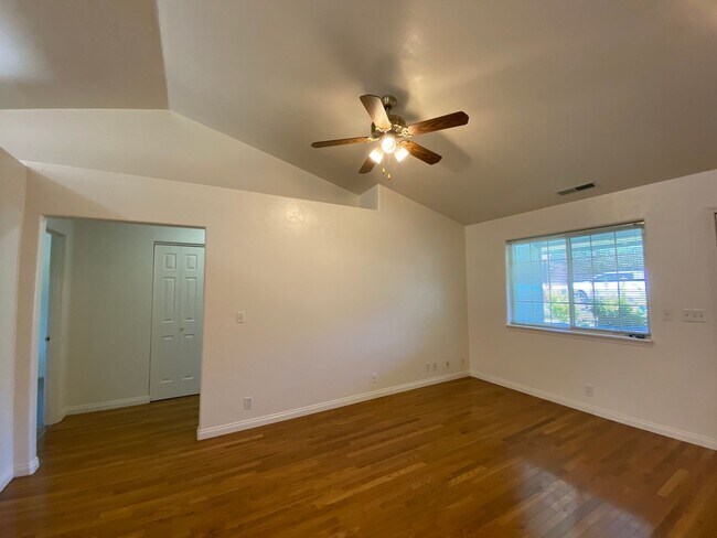 Building Photo - Charming Veneta Home!