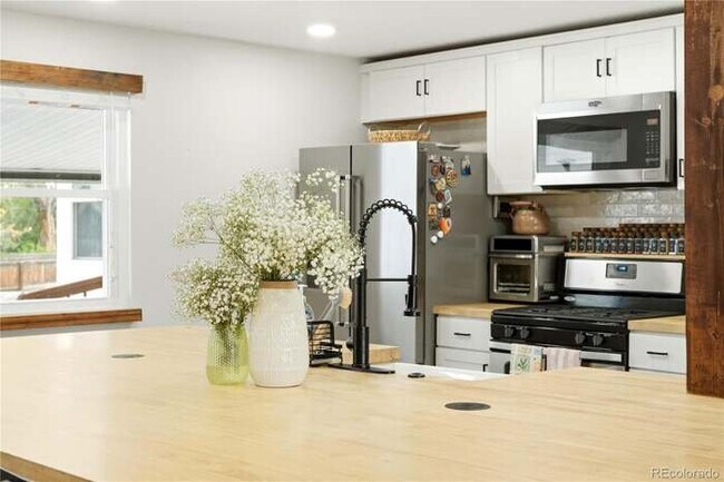 Foto del edificio - 9069 Ithaca Way
