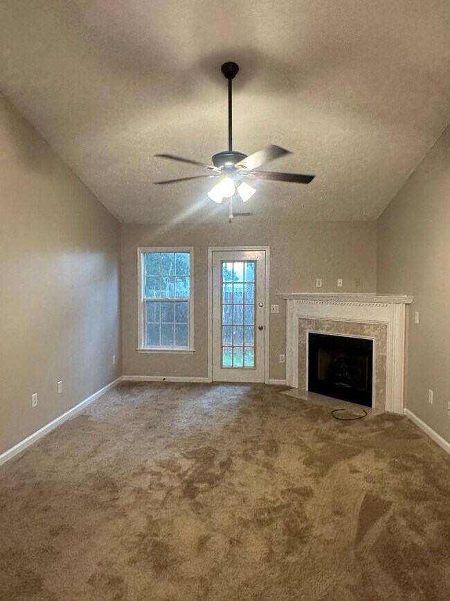 Foto del edificio - 128 Nathan Tisdale Ln