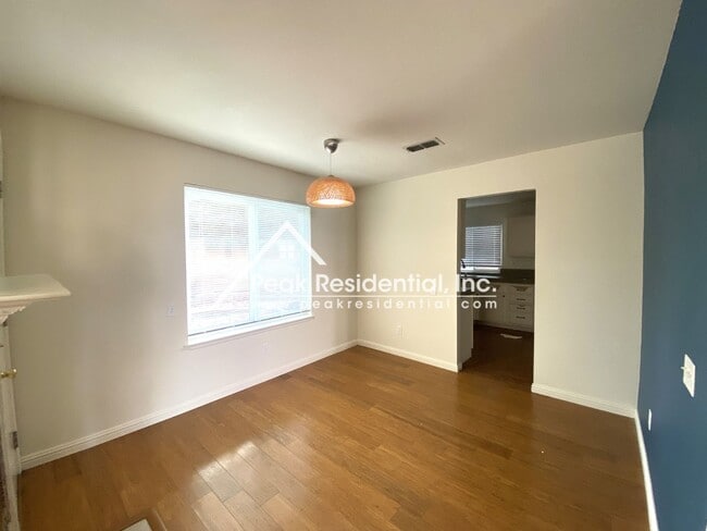 Building Photo - Beautiful Antelope 3bd/2.5ba Home with 2 Car Garage