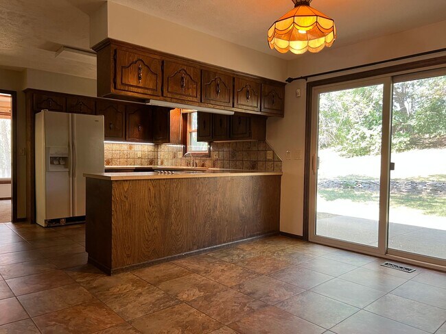 Building Photo - Well Located & Spacious 4 Bedroom!!