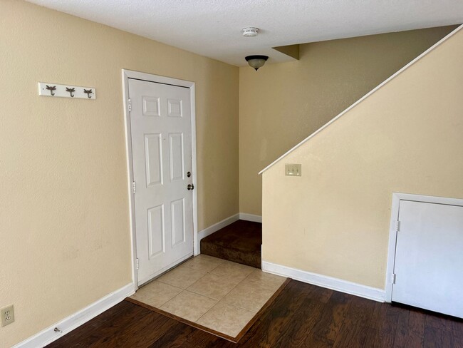 Foto del edificio - 2/1.5 Townhome located in Tampa with Priva...