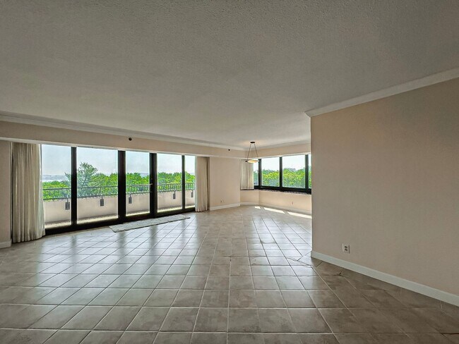 Building Photo - Fantastic 3 Bedroom 3 Bathroom Condo With ...