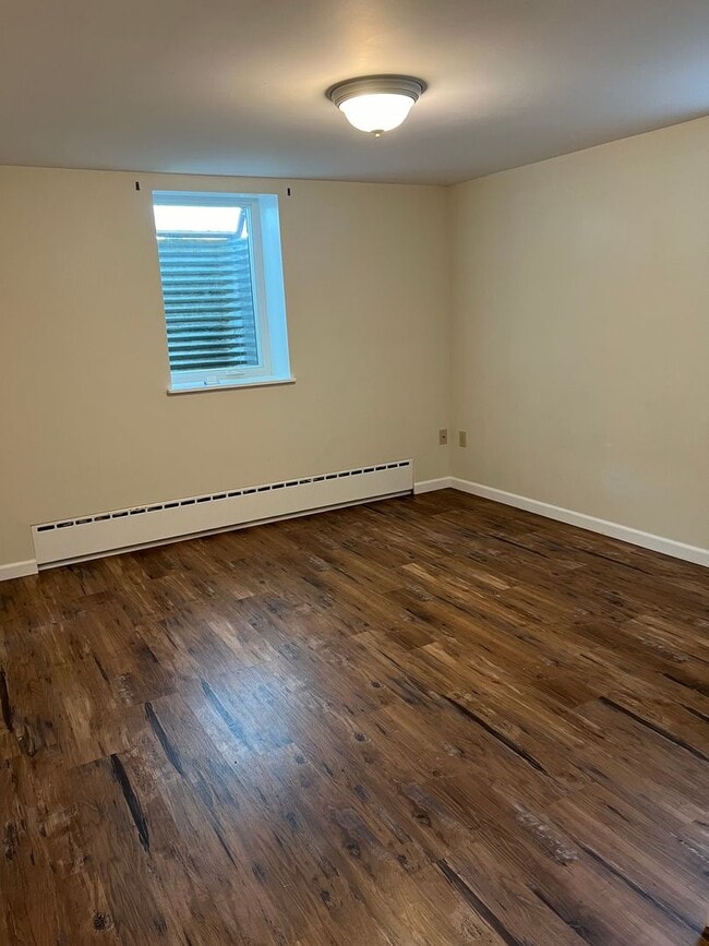 Building Photo - Quiet 2 bedroom with utilities included