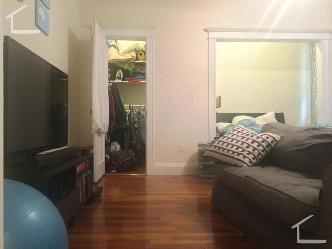 Foto del edificio - Large studio with heat and water included for September 1.