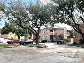 Building Photo - 2255 Braeswood Park Dr