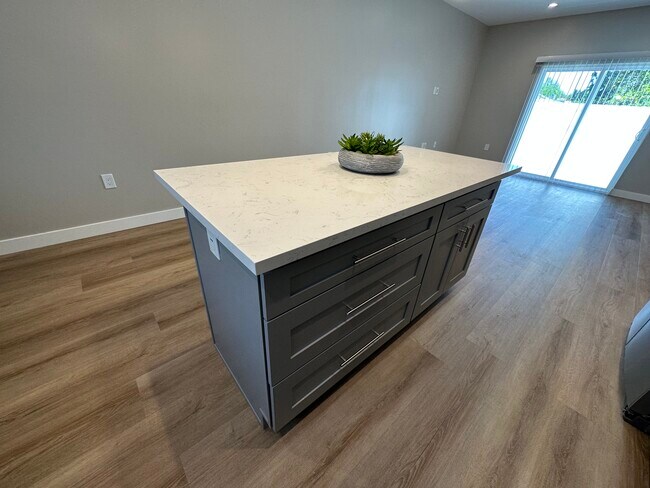 Foto del edificio - 8436 Oakdale Ave