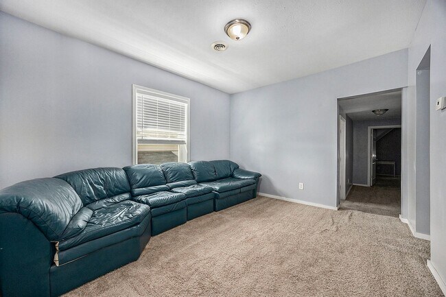 Foto del edificio - Spacious 5BR/2.5BA in Creston with Garage & Fenced Backyard