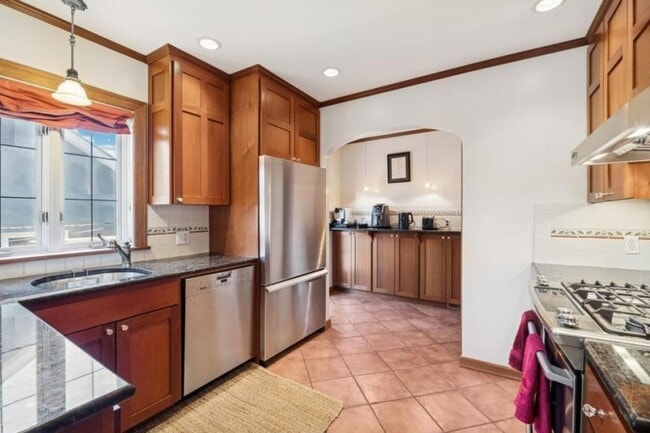 Building Photo - 3 bedroom in Seattle WA 98109